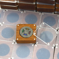 Boîte en bois de noyer poli faite à la main avec logo personnalisé pour la décoration de la maison, rangement portable pour pièces de monnaie avec design commémoratif - Cadeau d'entreprise