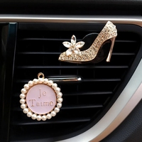 Diffuseur de parfum pour voiture en forme de chaussures et sac à main en cristal, clip de parfum pour grille d'aération, accessoires de voiture en cristal pour filles