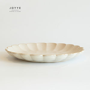 Joyye متوفر 7 بوصة أطباق سيراميك اسكندنافية طبق تفاعلي مزجج بيج غير منتظم على شكل زهرة أطباق عشاء لحفلات الزفاف - Product Image 3