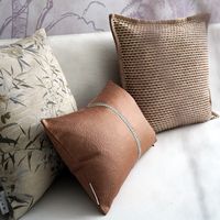 Coussin rouge clair lavable en machine, 100 % polyester, avec bordure artisanale superposée, pour usage domestique intérieur