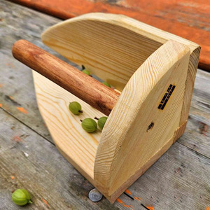 Cuillère de cueillette en bois couleur naturelle pour baies de cidrins, cueilleur manuel de baies de verger avec récipient de stockage - Product Image 4
