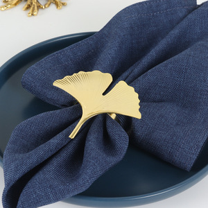 แหวนรัดผ้าเช็ดปากรูปใบแปะก๊วยสีทองเหล็กสำหรับโรงแรมร้านอาหารสไตล์ตะวันตก ขายส่งตามสั่ง ทนทาน เป็นมิตรกับสิ่งแวดล้อม เหมาะสำหรับงานแต่งงาน - Product Image 3