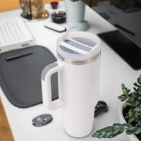 Tasse de voiture isolée OEM 40 oz en acier inoxydable Poignée de paille anti-fuite Voyage Grande tasse en céramique à boire