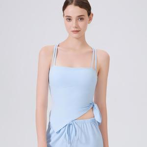 Top de yoga para mujer al por mayor con doble tirante y lazo lateral, cuello cuadrado, espalda cruzada, sujetador deportivo acolchado, ropa deportiva ajustada para pilates y entrenamiento. - Product Image 1