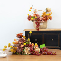 Arrangement de fleurs artificielles et de fruits faux M778 - Centre de table floral en soie avec raisins/peonies pour la décoration de mariage, de fête ou de table à la maison
