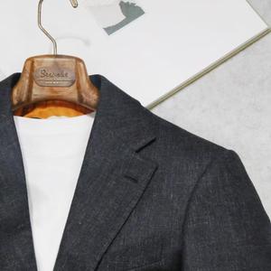 Blazer de costume d'affaires italien en laine gris foncé sur mesure pour homme avec doublure exclusive inspirée de l'anime. Vente en gros de confection sur mesure pour B2B - Product Image 4