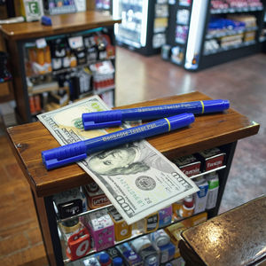 Détecteur de monnaie et stylo testeur de billets de banque contrefaits 2 en <span class=keywords><strong>1</strong></span> en plastique avec pointe à bille Détection rapide - Product Image 1