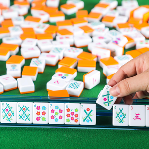 Set di Mahjong Americano di Lusso Personalizzato a 4 Strati in Acrilico Arancione, Gioco da Tavolo per 4 Giocatori, OEM ODM - Product Image 5