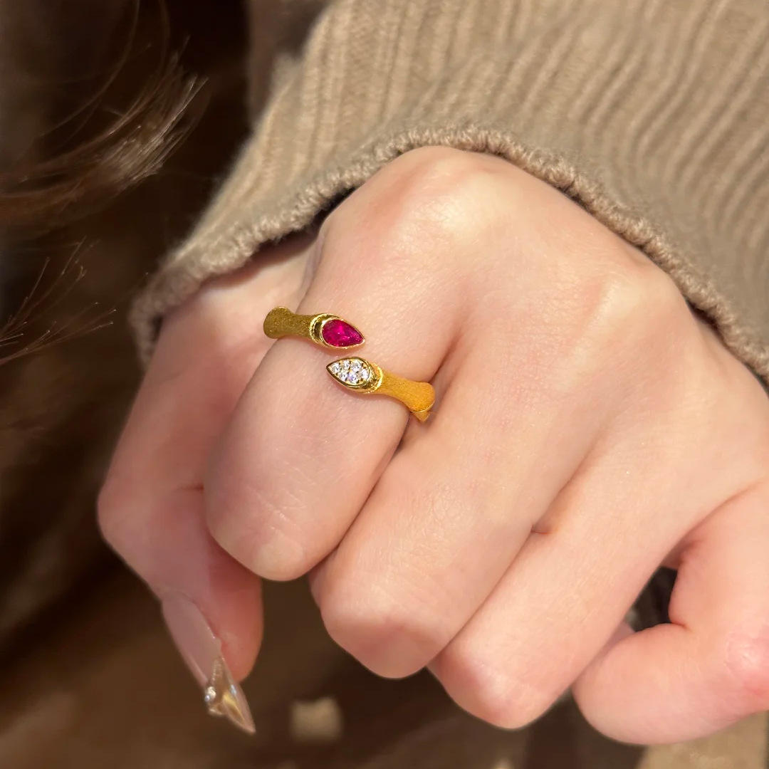 Bague flammée corindon rouge goutte d'eau