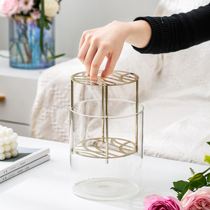 Vase de table moderne en verre transparent, fleurs de savon artisanales en forme de roses, design simple, vase de sol en céramique pour usage décoratif domestique - Product Image 4