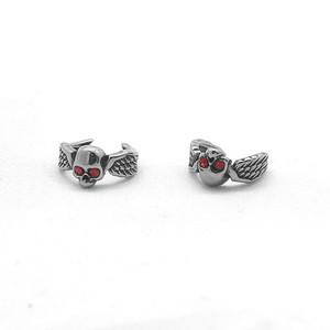 Yunnique – boucles d'oreilles à clipser, design tête de mort, ton argenté, yeux rouges, style punk, pour oreilles non percées, bijoux à la mode - Product Image 4