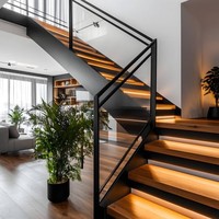 Villa de luxe intérieure avec escalier flottant moderne en arc, doté d'un cadre en acier, d' marches en bois et de garde-corps en verre trempé