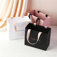Sac shopping en papier d'art de luxe personnalisé avec logo en feuille d'or et poignée en ruban satiné, sac en papier de haute qualité pour l'emballage de vêtements, sac cadeau