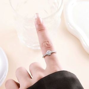 แหวนเงินแท้ทรงดอกไม้สี่แฉก แหวนมอสซาไนต์ แหวนเพชรระยิบระยับแบบเปิด - Product Image 3