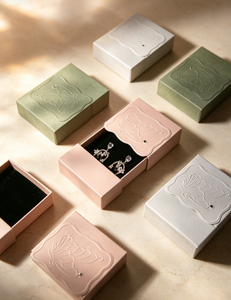 Caja de Joyería con Cajón Deslizable y Diseño de Mariposa en Relieve, Caja de Regalo para Anillos, Aretes y Collares con Forro de Terciopelo, Caja con Logotipo Personalizado para Venta al Por Mayor - Product Image 5