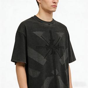 Fabricante de Ropa Urbana Personalizada: Camiseta Moderna para Hombre con Efecto Decolorado, Diseño de Cuervo, Se Acepta OEM/ODM - Product Image 3