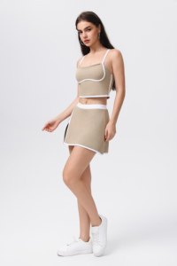 Survêtement rayé avec bretelles et blocs de couleurs, doté d'une mini-jupe confortable et ajustée. - Product Image 4