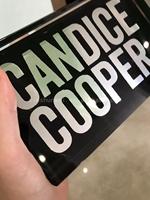 Signalétique Acrylique Personnalisée avec Logo Imprimé UV, Épaisseur 20mm, Surface Métallique Brillante/Brossée, Affichage Élégant pour Marque, Idéal Commerce de Détail et Bureaux