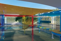 Mur d'escalade et toboggan en filet crocheté arc-en-ciel pour aire de jeux commerciale en extérieur, en nylon, taille et couleur personnalisables pour les parcs d'aventure