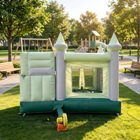 Château gonflable vert menthe avec toboggan pour enfants, idéal pour les fêtes d'anniversaire en extérieur ou en intérieur, pour le jardin ou la maison