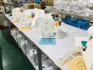 จักรเย็บผ้าโอเวอร์ล็อคขนาดเล็กแบบพกพา รุ่น DT 703 สำหรับใช้ในบ้าน เย็บกระดุมได้ - Product Image 5