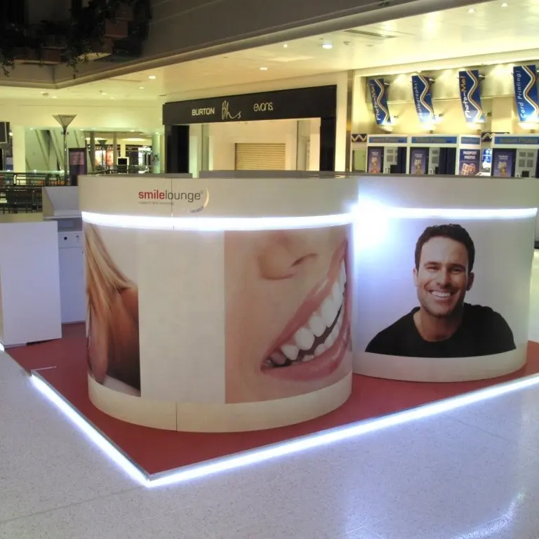 Modern Mall Clover Bentuk Gigi Whitening Kios Kustom Semi-lingkaran Putih Kabinet Wastafel Kios Info Dental Meja Kerja Counter