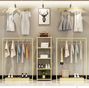 China novo design estilo ouro varejo suporte de metal de parede personalizado armário de rack de exibição de roupas para quarto