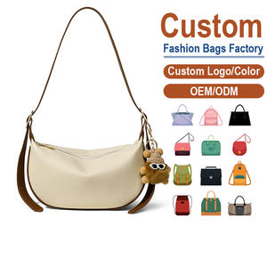 Bolso bandolera personalizable de cuero auténtico de grano completo – Silueta de luna creciente con adorable dije de oso | Textura suave y fina - Product Image 1