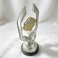 Trophée de champion sportif portable en métal 3D géométrique moderne, finition bicolore, logo en relief, pour l'affichage des prix des tournois de jeux vidéo