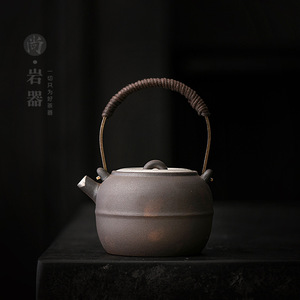 Tetera de Cerámica Rústica Redonda de Arcilla Negra con Tapa, Juego de Té Kung Fu Hecho a Mano - Product Image 1