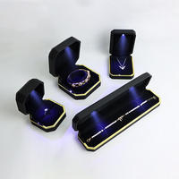 Boîte à bijoux Fandiji 2026 personnalisée avec éclairage LED, boîte à bagues et boucles d'oreilles, emballage haut de gamme en cuir PU pour pendentifs, boîtes cadeaux, vente en gros de boîtes à bijoux