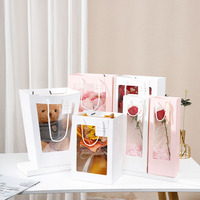 Op maat gemaakte luxe bloemenboeket vierkante basisverpakking cadeau-art papieren tas lange handgreep milieuvriendelijk recycleerbaar aangepast logo