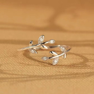 Anello Aperto Regolabile Ispirato alle Foglie per Donne, Gioiello da Dito Fresco e Minimalista alla Moda - Product Image 1