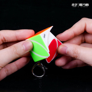 Qiyi Magic Cube Pyramid Mini porte-clés, jouet de puzzle coloré irrégulier pour adolescents de 8 à 13 ans, unisexe, en plastique ABS - Product Image 1