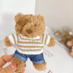 Muñeco colgante Jellycat <span class=keywords><strong>Barcelo</strong></span> Bear de 12 cm para bolso, con ropa de bambú, suéter, vaqueros y llavero - Product Image 1