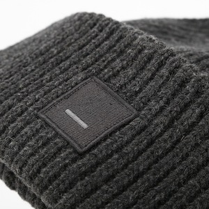 Gorro de Punto Personalizado al por Mayor, Gorro con Orejeras Enrolladas y Parche para Protección, Gorro Informal - Product Image 4