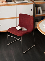 Chaise de salle à manger vintage du milieu du siècle, structure en fer, revêtement en velours, dossier durable et peu encombrant pour petits appartements et bars à domicile