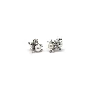 Pendientes Finos con Perlas, Acero Inoxidable 316L, Baño de Oro PVD, Diseño Sostenible y Resistente - Product Image 1