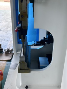 Pequeño 6T 400mm Precio de fábrica Freno de prensa completamente eléctrico Mini máquina dobladora CNC Freno de prensa servo eléctrico puro - Product Image 4