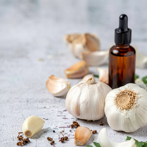 Aceite Esencial de Ajo DAIVIK GLOBAL 100% Puro, Grado Terapéutico, Reafirmante, Destilado al Vapor, en Botella con Gotero, Aromaterapia - Product Image 1