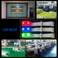 Bracelet LED tissé en plastique avec 2 lumières LED, logo personnalisé, télécommande DMX, portée 800m, autonomie 6-12 heures, promotionnel