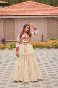 Léhenga Choli spécial Navratri avec broderie Gamthi, en pur coton, richement orné de miroirs et de dentelle Sikka, longueur ras du sol, design traditionnel pour les fêtes - Product Image 4