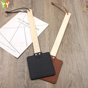 Raquette anti-mouches créative en cuir PU, idéale pour le camping en plein air, les pique-niques et l'utilisation domestique ; manche en bois ; fixation murale. - Product Image 1