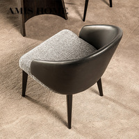 Chaise de salle à manger en bois massif de style italien moderne avec dossier et accoudoirs, design de luxe léger pour la maison et les bars