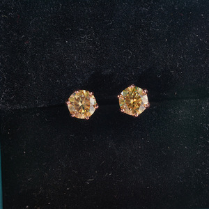 ต่างหูเงินแท้ 925 ชุบทองคำขาว ไม่ก่อให้เกิดอาการแพ้ ประดับด้วยพลอยมอยส์ซาไนต์สีเหลืองทรงกลม 2 กะรัต คุณภาพ VVS GRA - Product Image 4