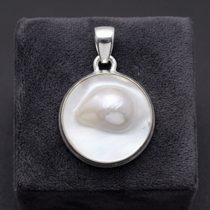 Venta al por Mayor OEM ODM, Colgante de Plata de Ley 925 con Perla Blanca Redonda, Gema de Grado A, Joyería Unisex para Mujer - Product Image 3