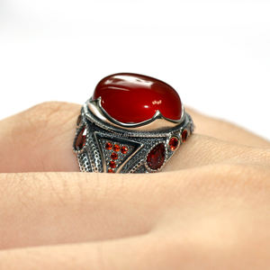 แหวนผู้ชายอาเกตสีแดงและสีดำย้อนยุคส่วนบุคคลประณีตพังก์ - Product Image 5