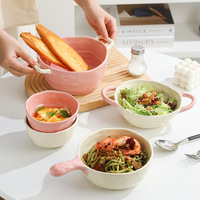 Bol de service en céramique rose pastel avec bord ondulé et poignées latérales en forme de boucle pour salade, pâtes, fruits, cuisine, salle à manger et fêtes