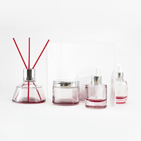 Ensemble cosmétique en verre transparent à fond rouge dégradé, avec bouchon argenté, diffuseur à bâtonnets, flacon compte-gouttes, pot à crème, emballage pour parfums d'intérieur et soins de la peau