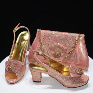 Ensemble de chaussures et sac pour femme, sandales à bout ouvert et pochette (souple) style italien, pour l'exportation - Product Image 2